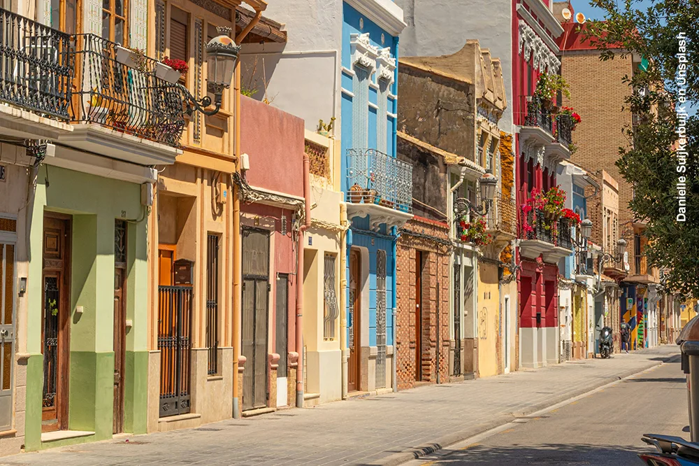 Casas de colores de una calle del Cabanyal, el barrio marinero de València protagonista del concierto