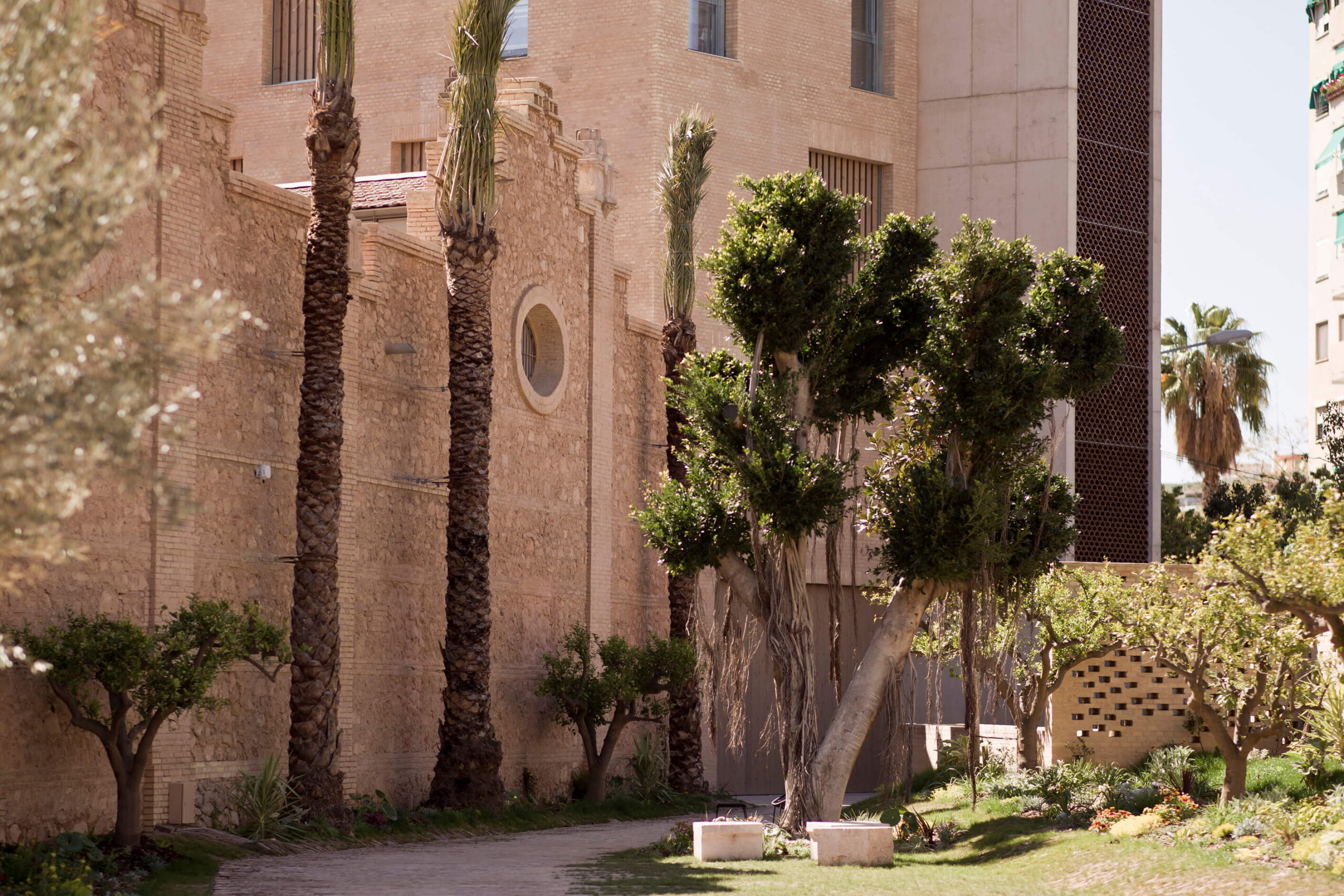1-lugares-bombasgens-jardin-fachada