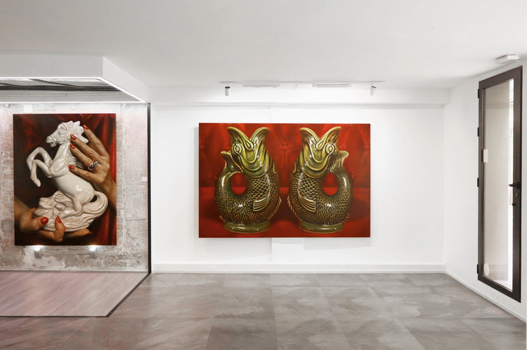 Vista de Si todo fuera de terciopelo de Antonio Ovejero en CLC Arte, con pinturas de porcelanas sobre fondos rojos