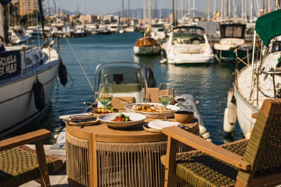 Saltao de Mar, Palma. La mesa, junto a los barcos del Club de Mar