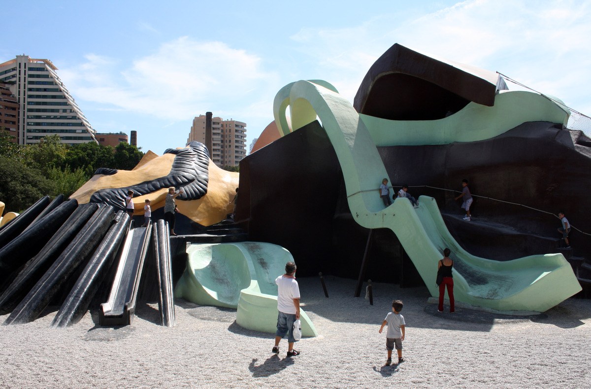 Toboganes y escaleras del Gulliver, con visitantes alrededor