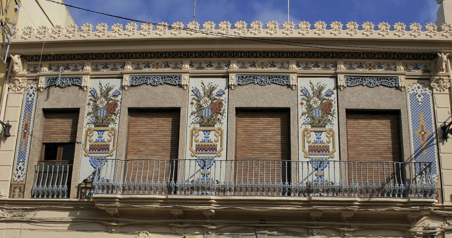 Fachada decorada con cerámica Nolla