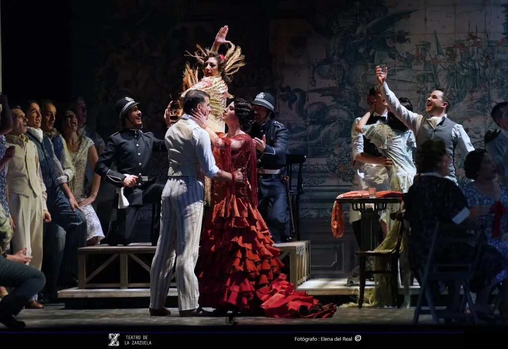 Baile en plena verbena, escena de La verbena de la Paloma en la producción del Teatro de la Zarzuela