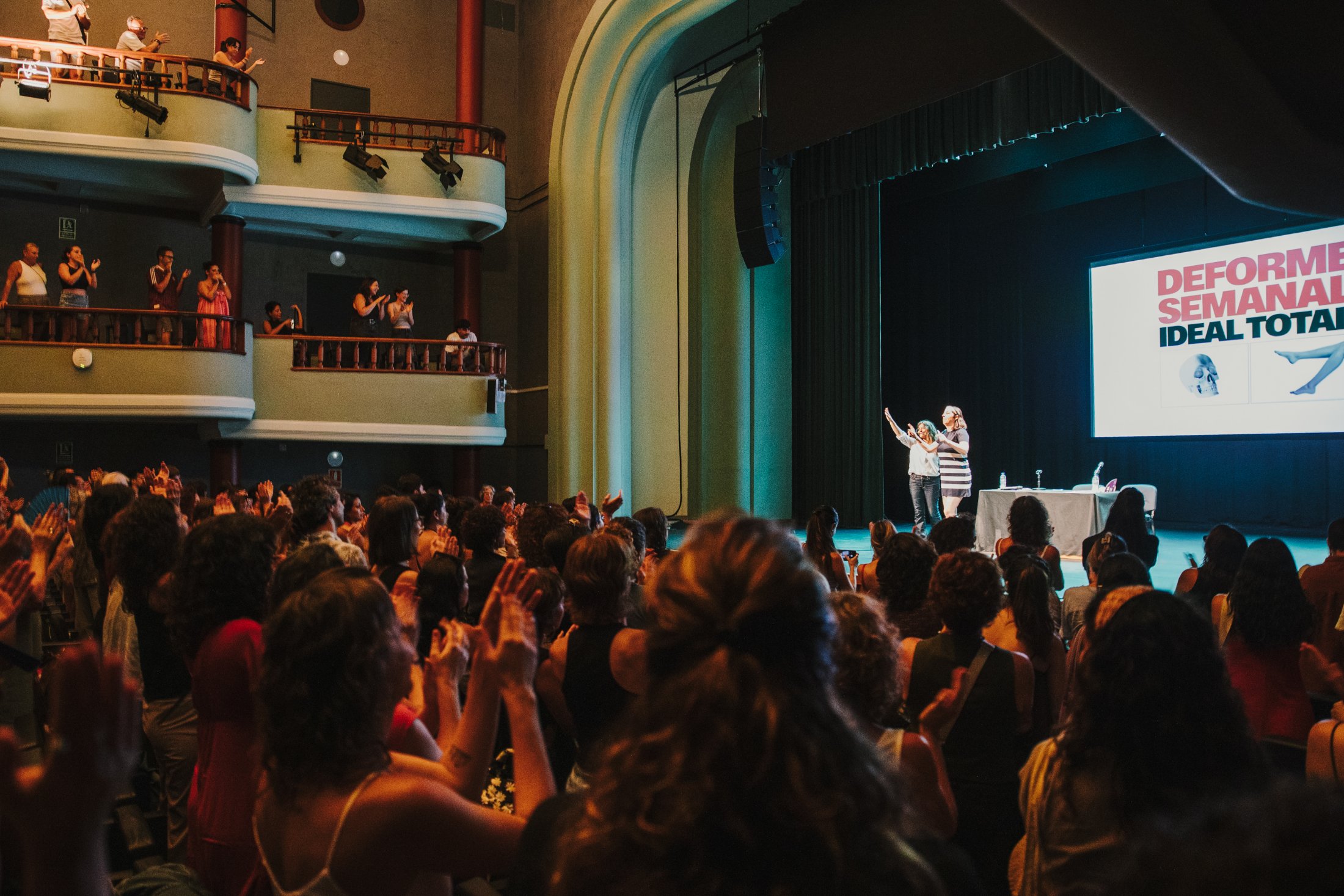Teatro lleno durante el show en directo de Deforme Semanal Ideal Total
