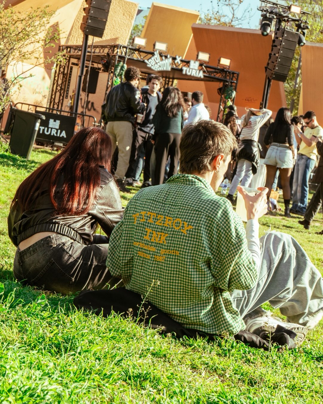 Cabina y público sentado en el césped en una jornada de Jardí Electrònic