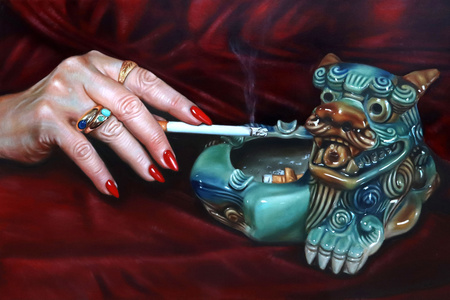 El dragón de Fu, pintura de Antonio Ovejero con una mano enjoyada y una porcelana verde sobre terciopelo rojo