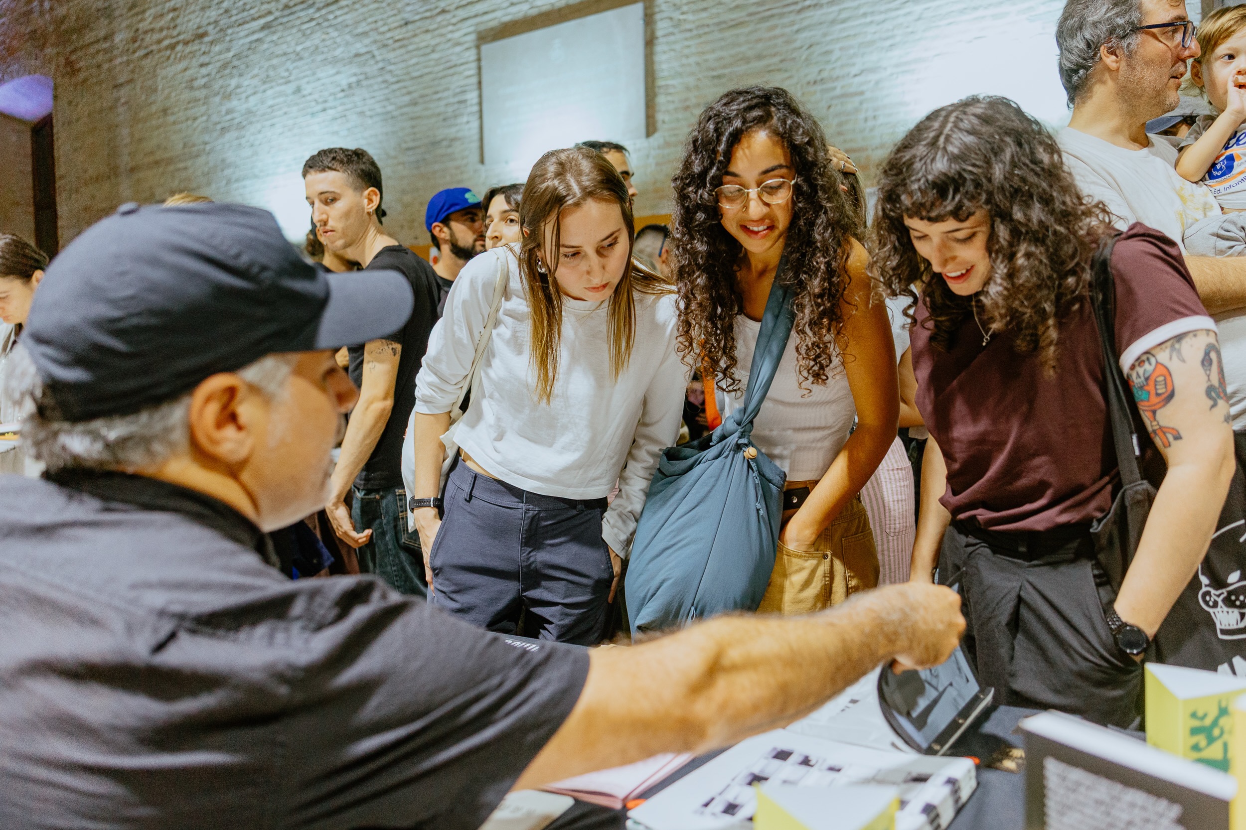 Visitantes hojeando publicaciones en las mesas de Recreo 2026