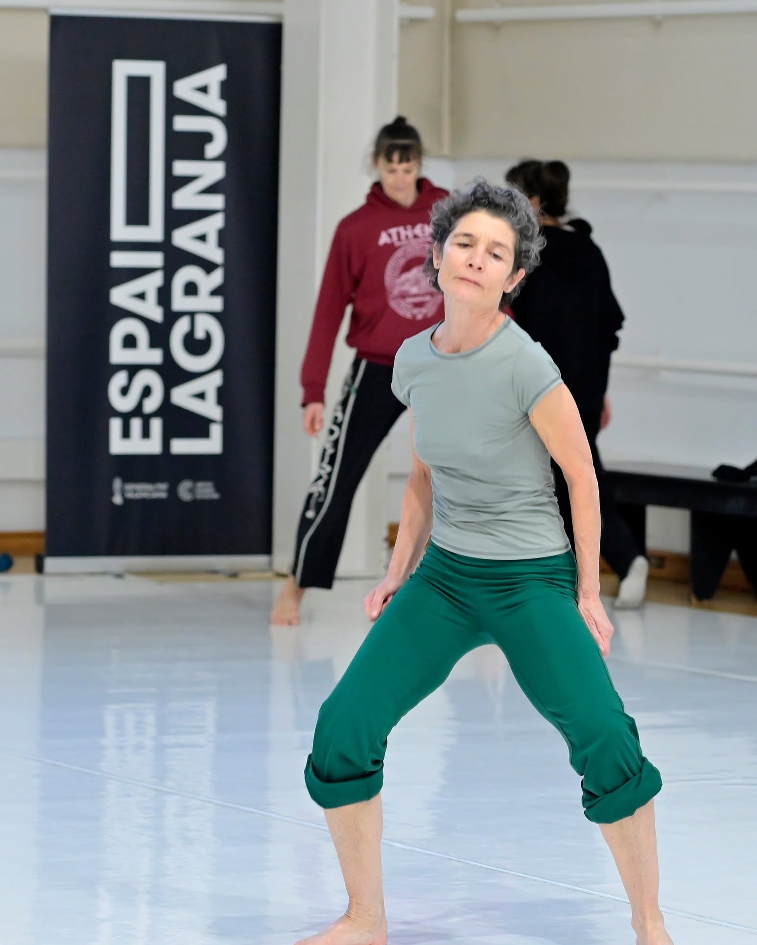 Christine Cloux bailando en la sala de ensayos de Espai LaGranja