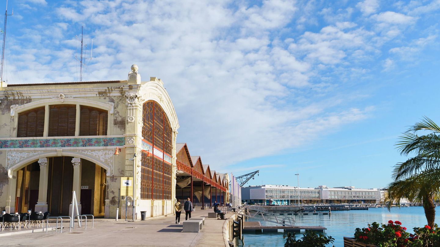Tinglado del Puerto de València con la bandera de la Marina aérea