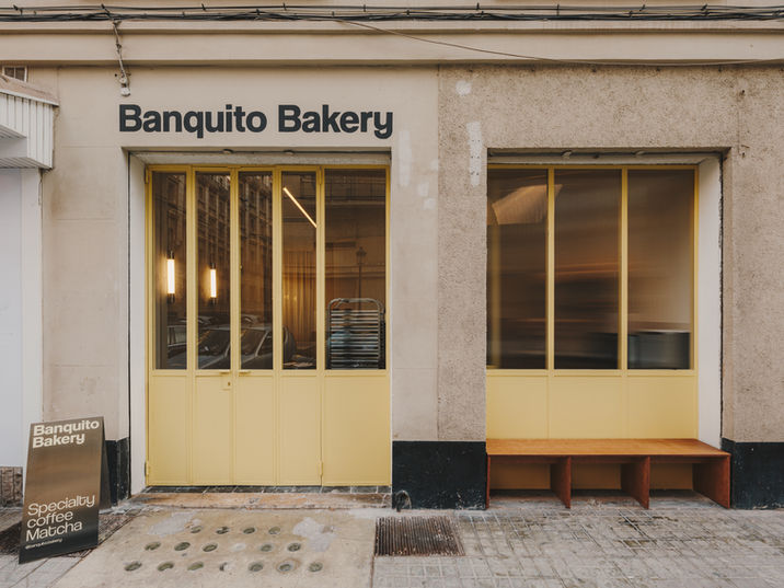 Fachada y banco de Banquito Bakery