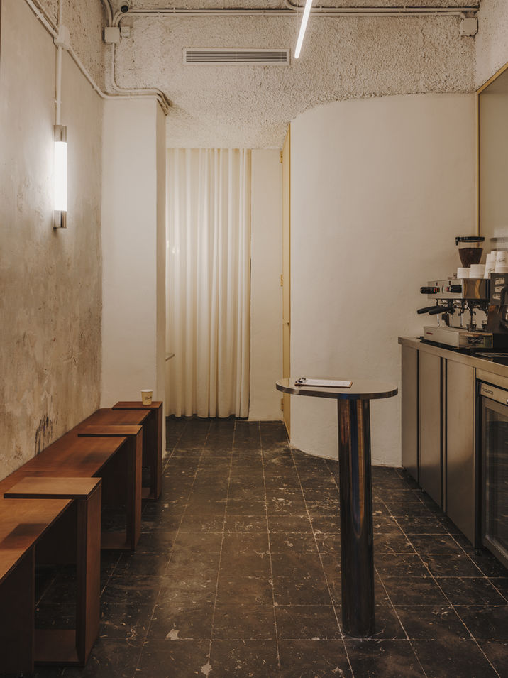 Interior de Banquito Bakery con barra de café y mesas