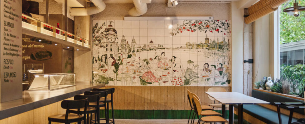 Barra y mural de Bar Mistela Chamartín