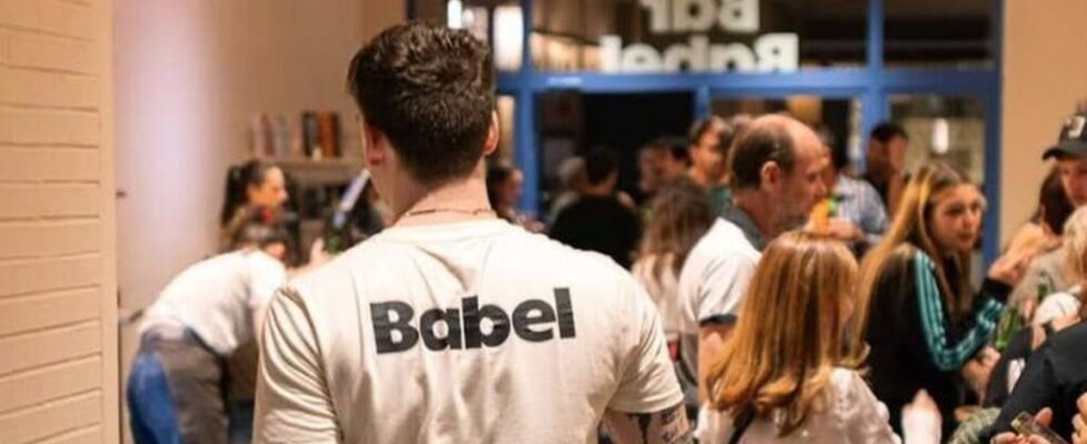 El bar de los Cines Babel lleno de público