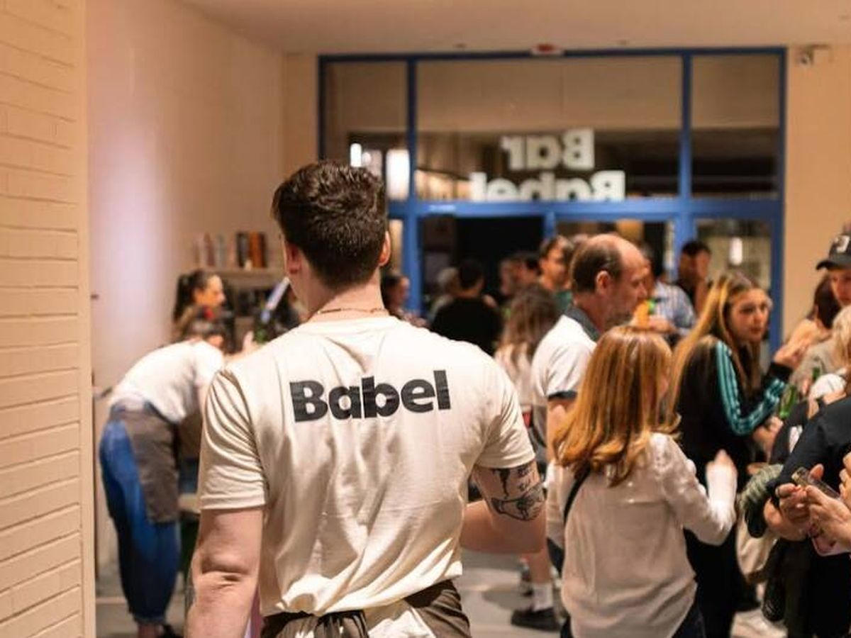 El bar de los Cines Babel lleno de público
