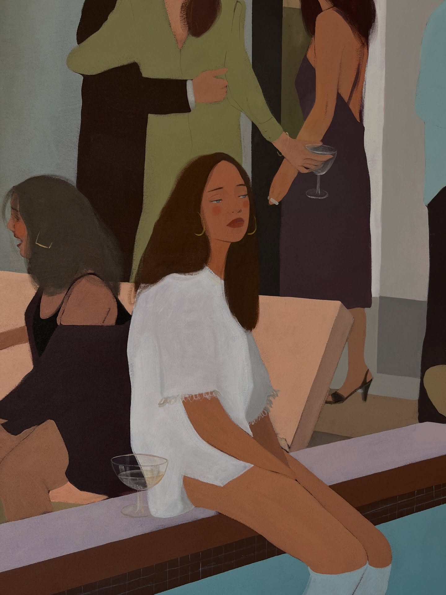 Pintura de Jenya Datsko: una mujer sentada en el borde de una piscina, con otras figuras de fiesta al fondo