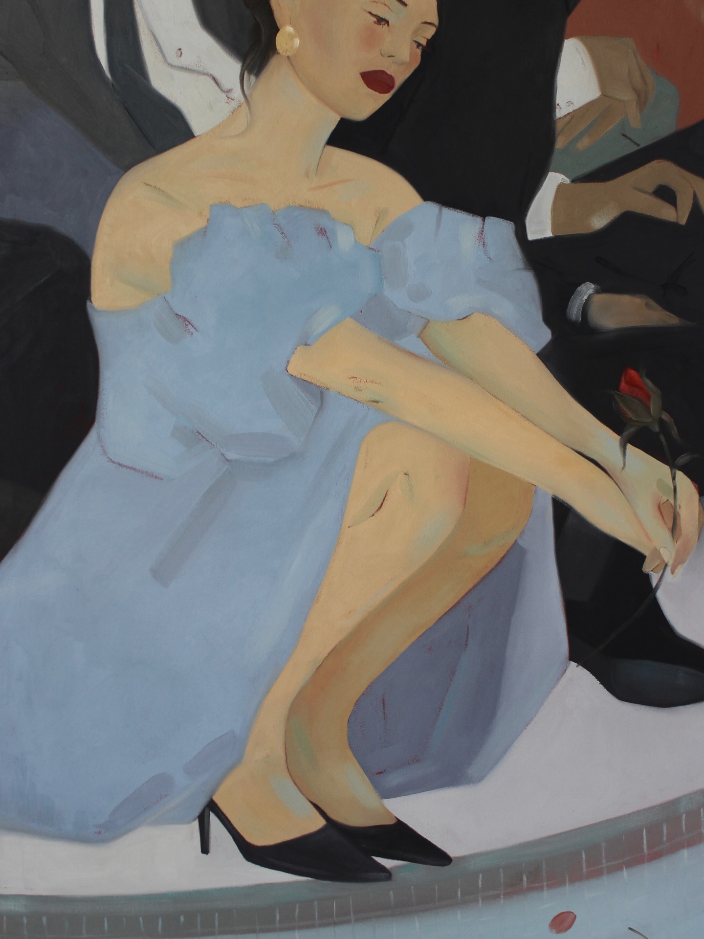 Pintura de Jenya Datsko: una mujer con vestido azul sentada con una rosa en la mano