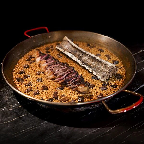 Paella de picaña madurada y tuétano de Linaje