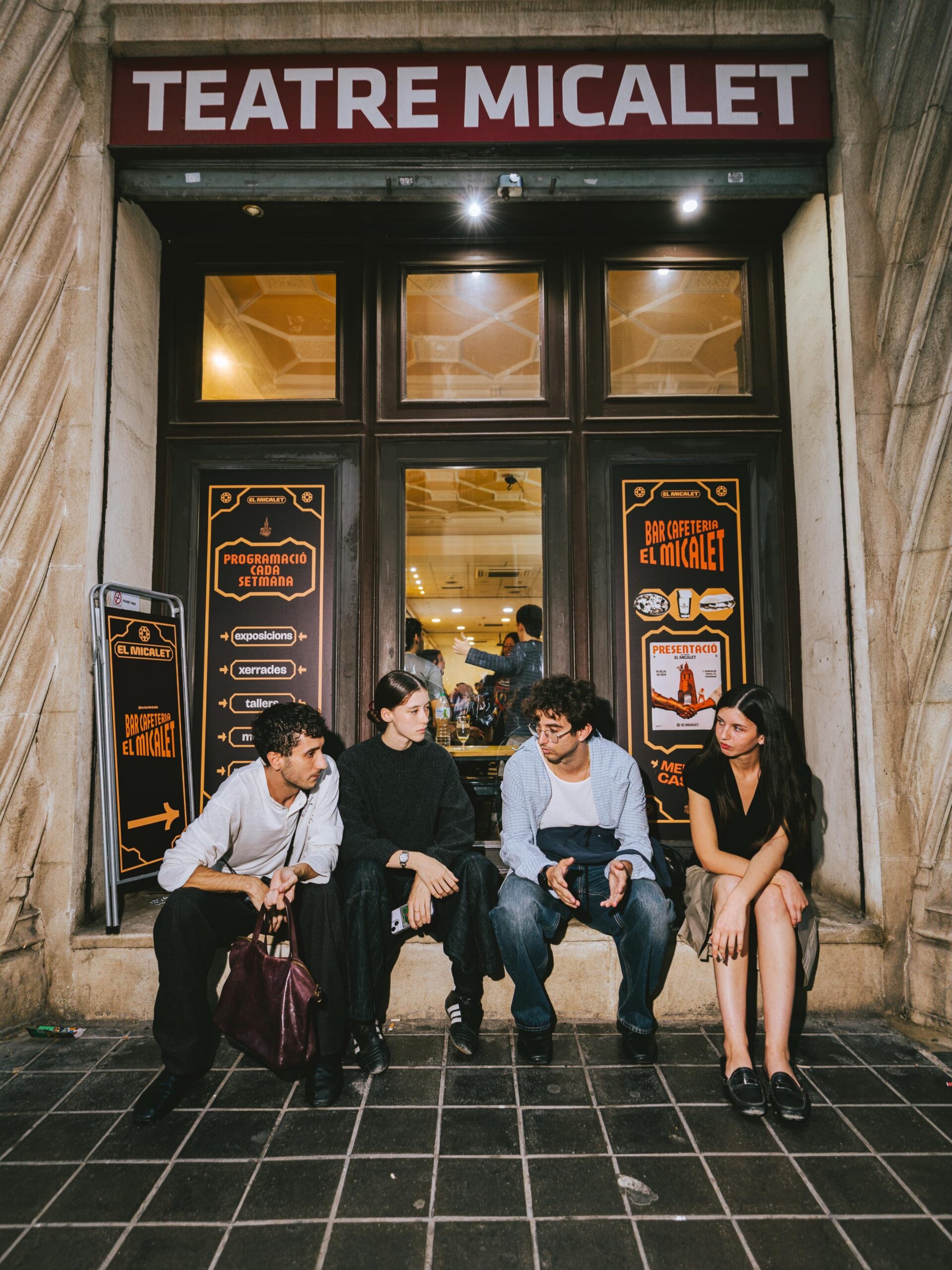 Fachada del bar-cafetería El Micalet, con el rótulo histórico del Teatre Micalet