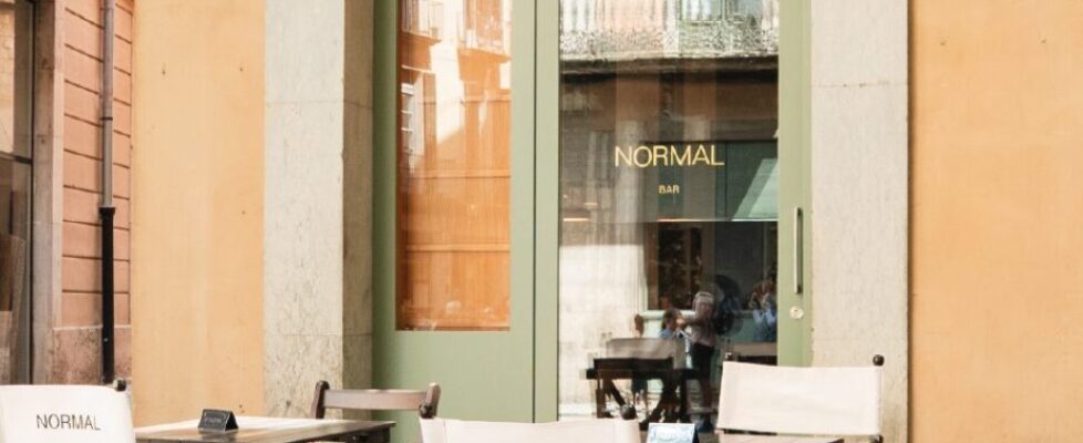 La fachada del bar Normal en la plaça de l'Oli