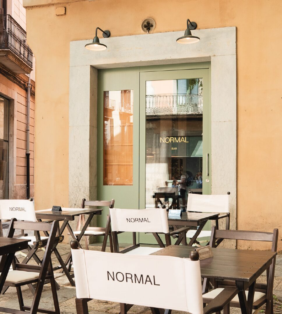 La fachada del bar Normal en la plaça de l’Oli