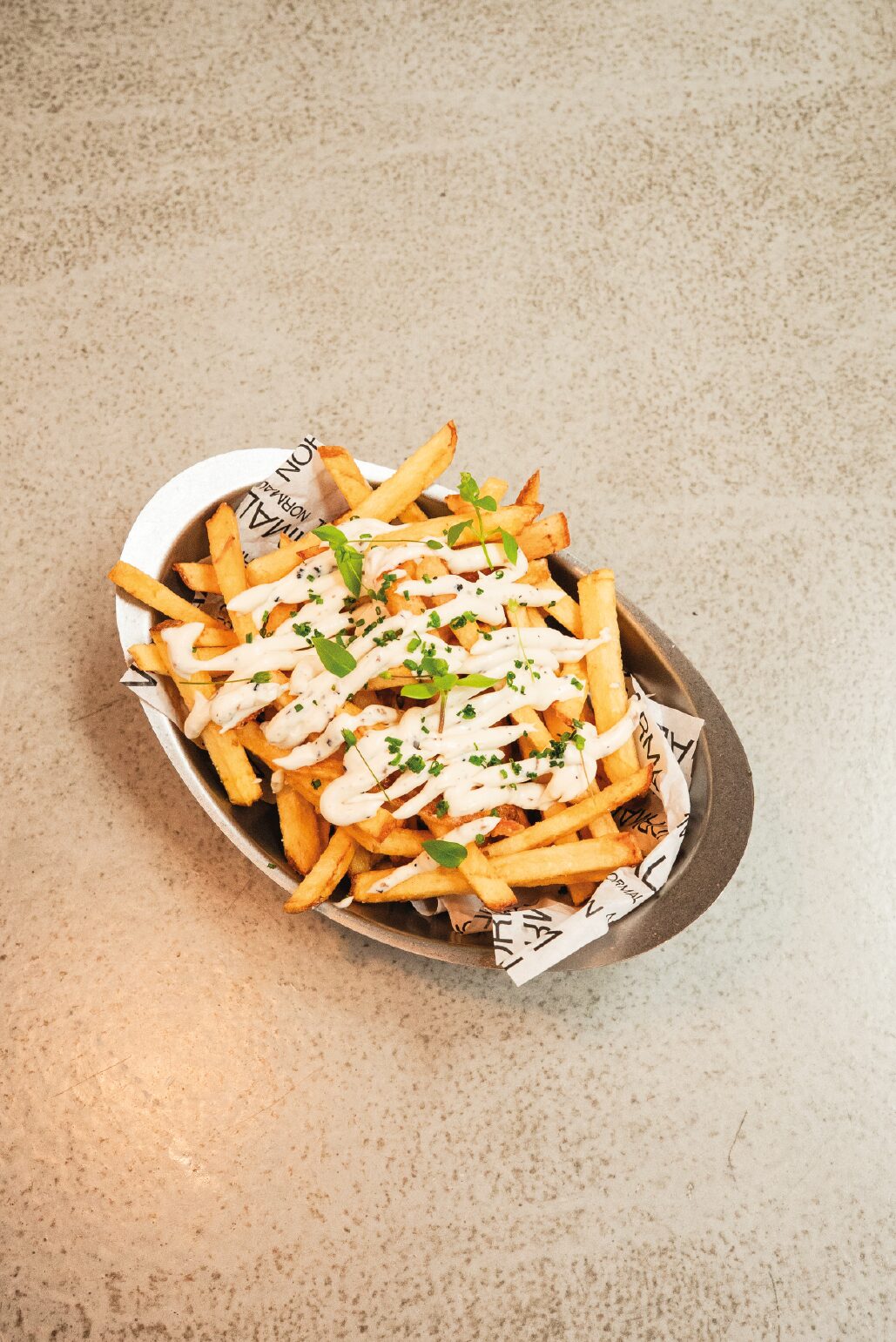 Las patatas fritas con mayonesa de chile chipotle