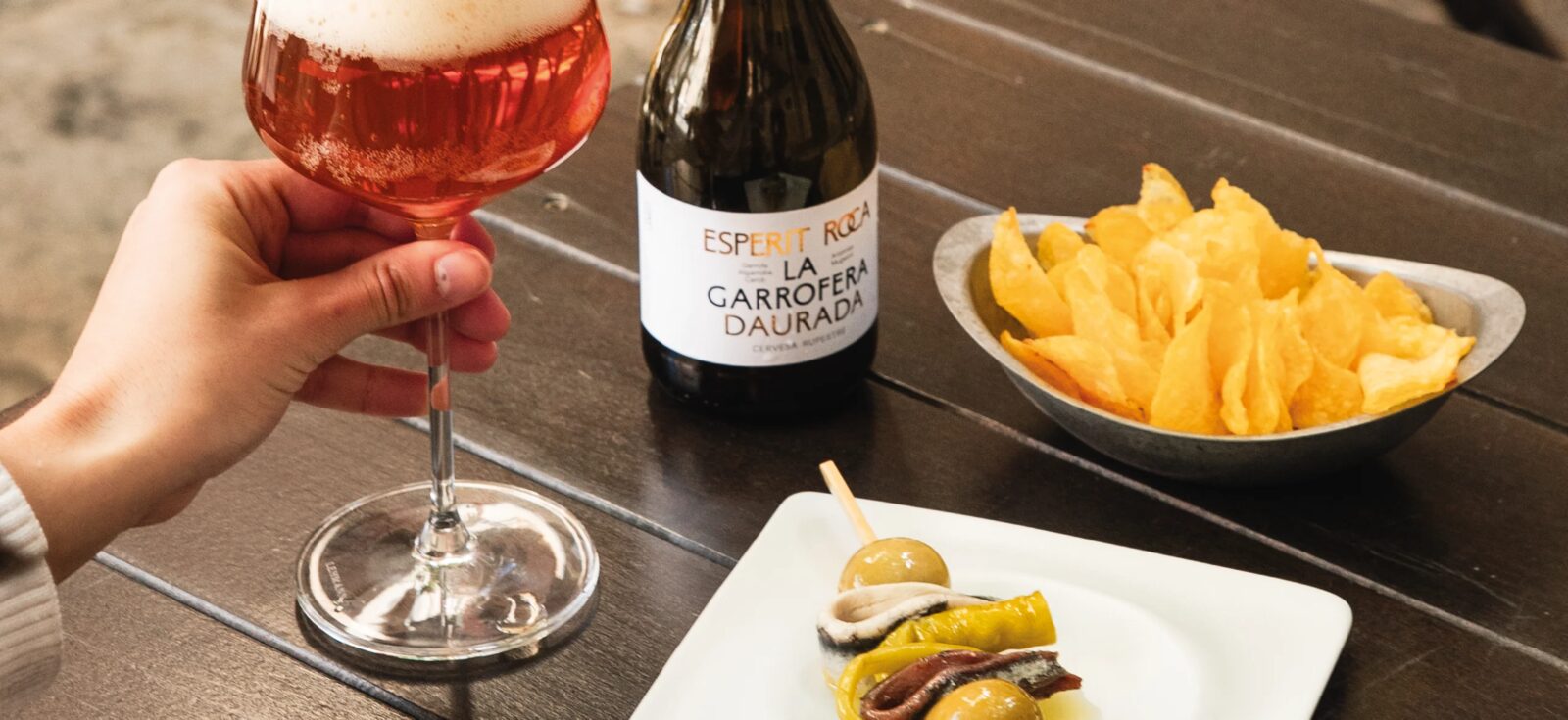 Un brindis con spritz en el bar Normal