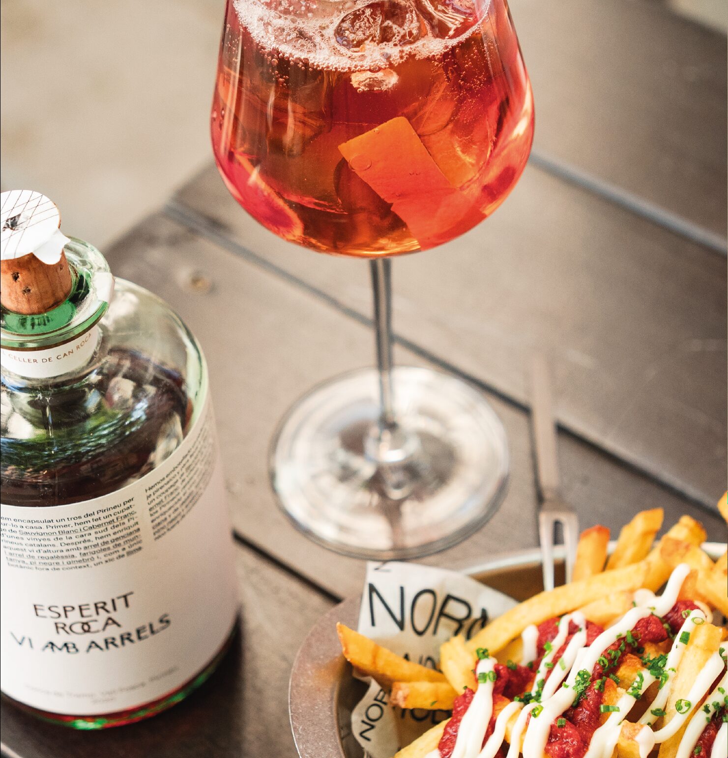 Vermut Esperit Roca, patatas fritas y gilda en la terraza del bar Normal
