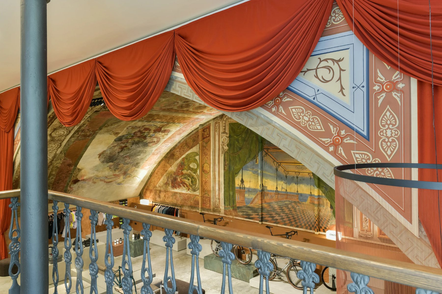 El techo abovedado con las pinturas murales y los cortinajes originales