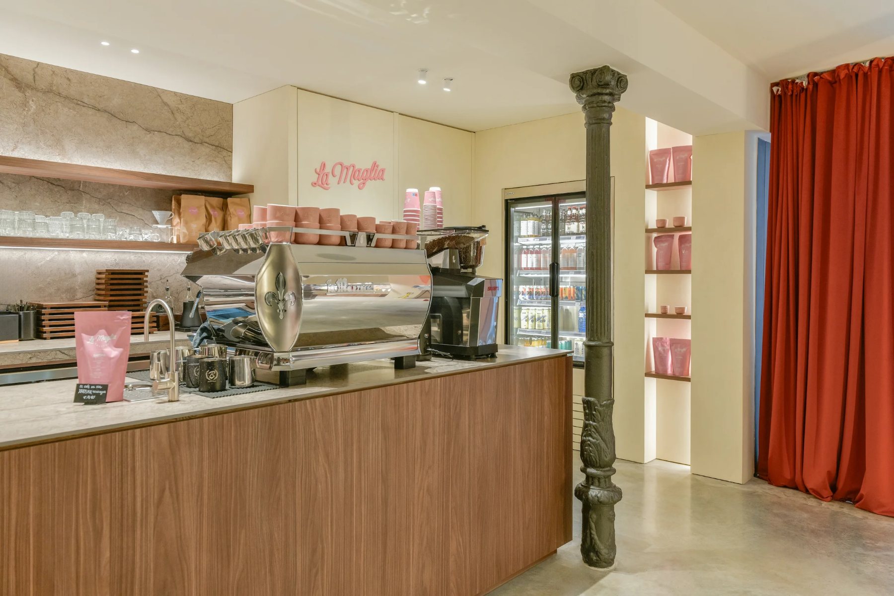 La barra de La Maglia, con la máquina de espresso y el neón