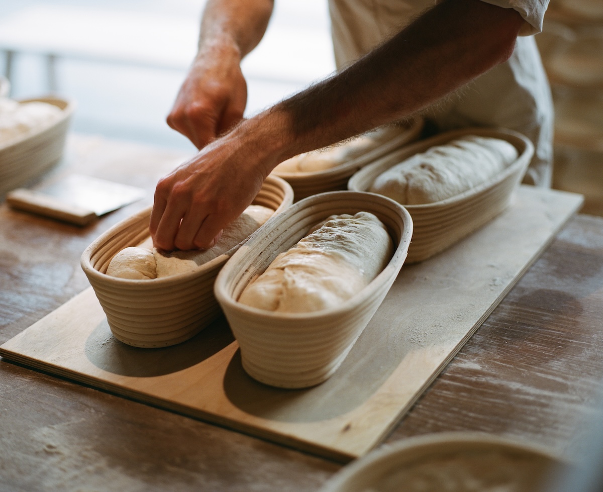 Hogazas de masa madre en banneton, listas para el horno