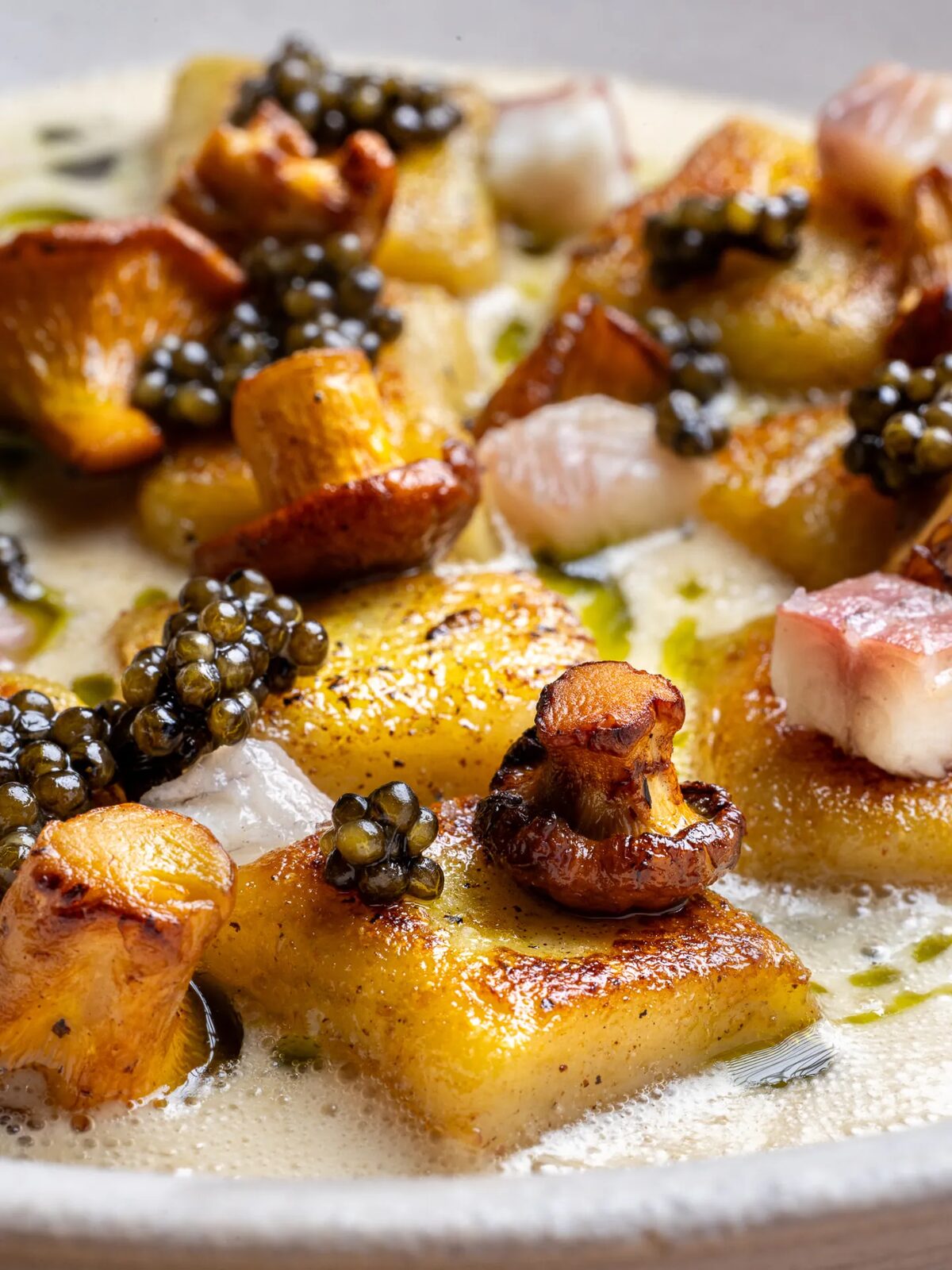 Ñoquis con beurre blanc, rebozuelos y anguila ahumada