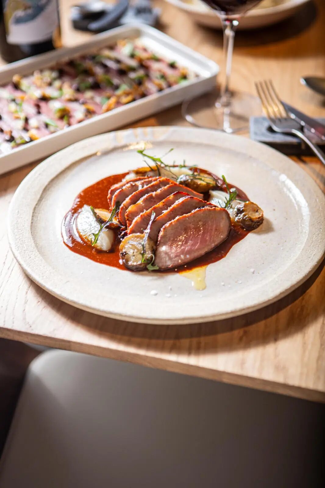 La sala de Partager: un plato llegando a la mesa