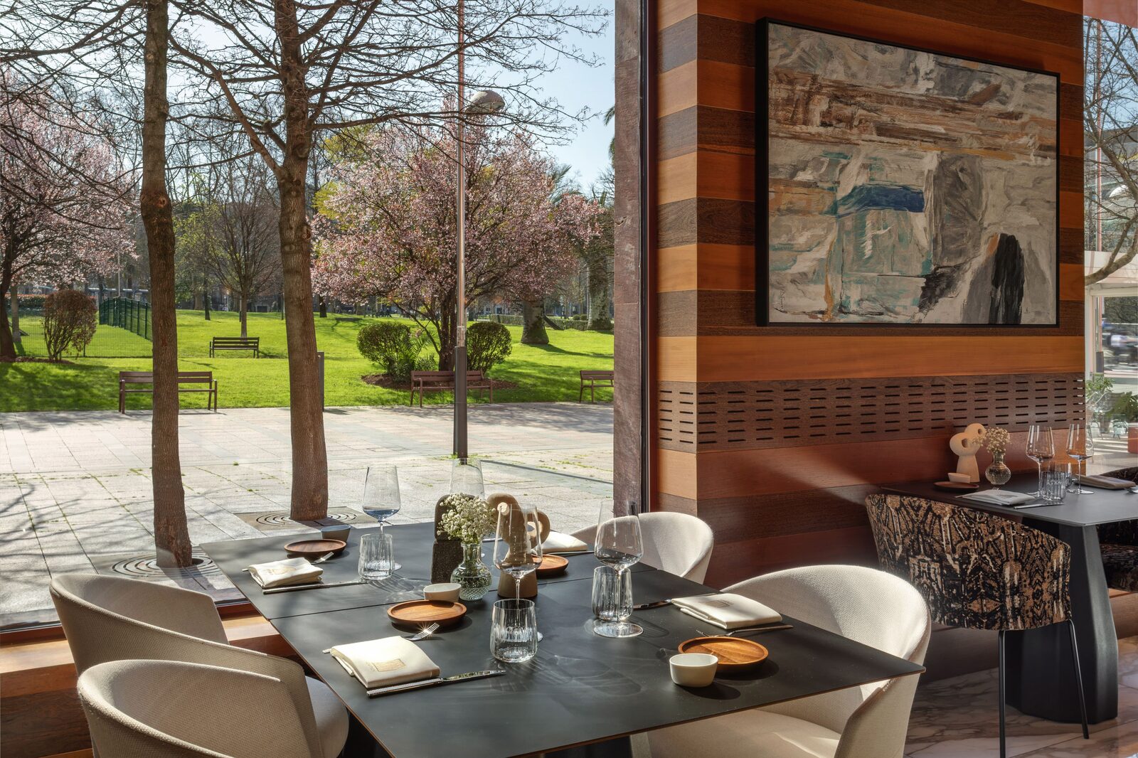 El comedor, con el parque al fondo.