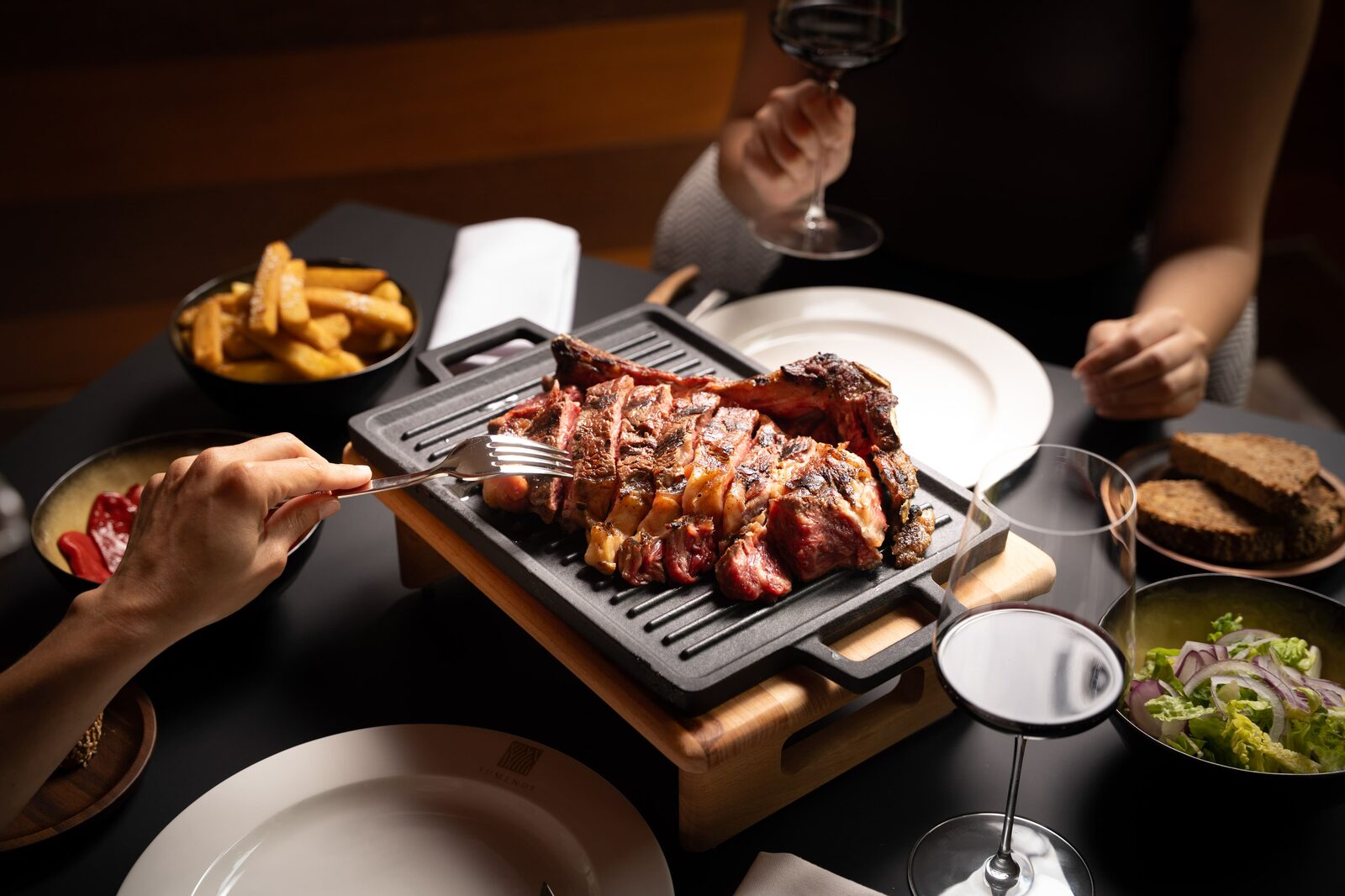 Brasa en la mesa.