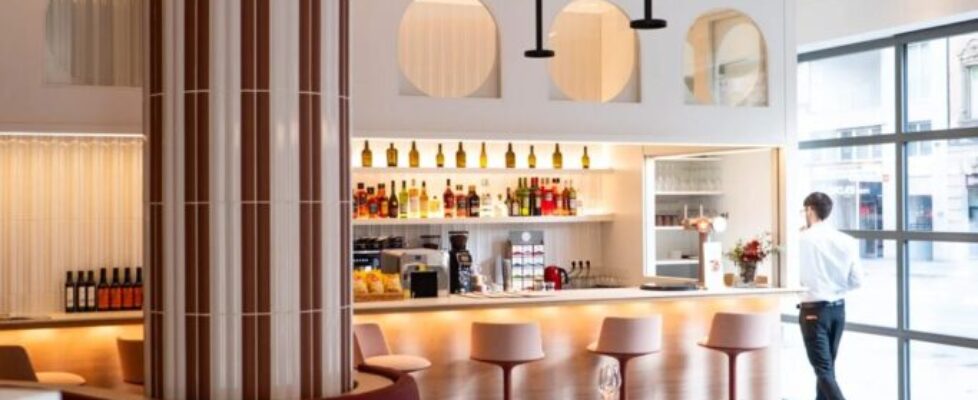 El comedor del Restaurante Ultonia, con sus columnas y la barra al fondo
