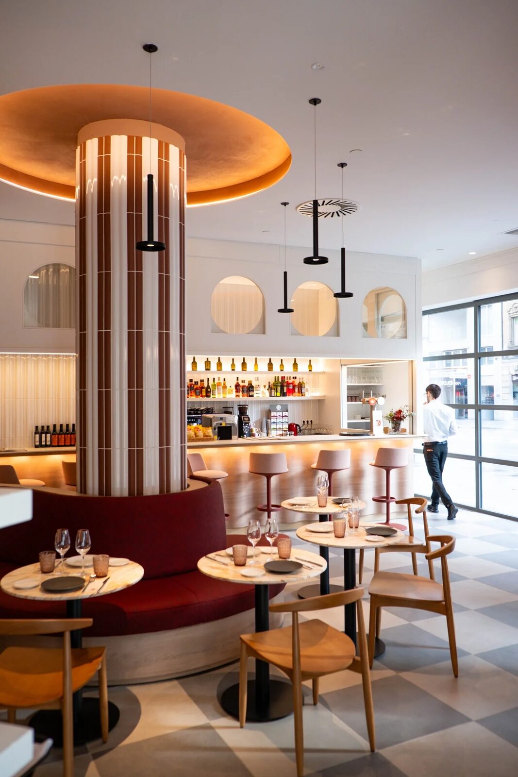 El comedor del Restaurante Ultonia, con sus columnas y la barra al fondo