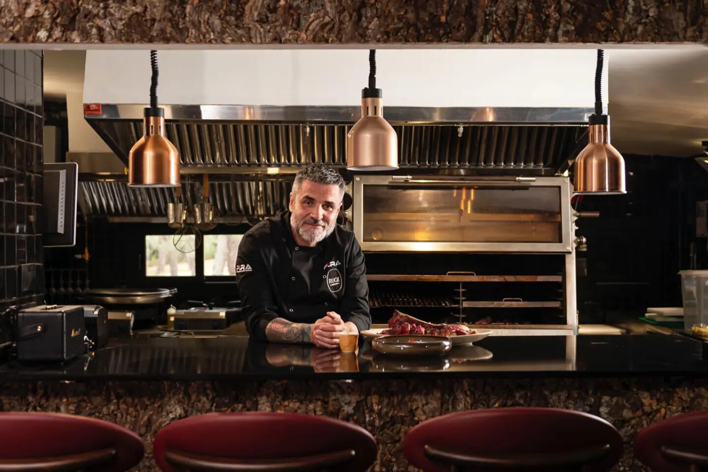 RUGE La Barra, Madrid. Rubén Iborra en la parrilla de la cocina vista
